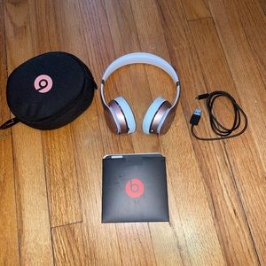 Rose Gold Beats Solo3 Wireless Apple Headphones